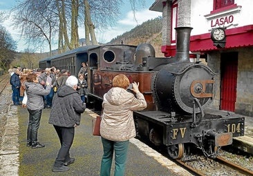 Bidaia berezia aspaldiko lurrun tren batean