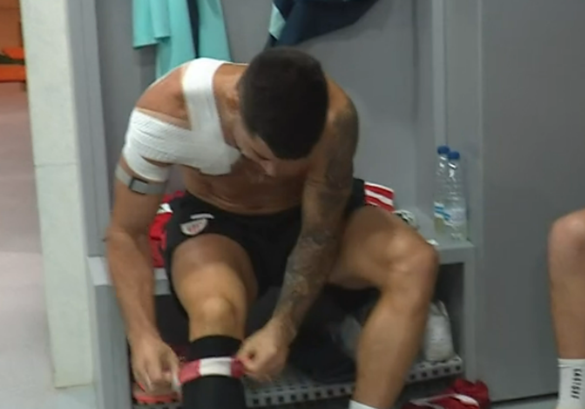 El aparatoso vendaje de Yuri en el hombro derecho