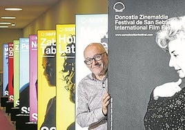 José Luis Rebordinos, director del Zinemaldia, con los carteles de la última edición.