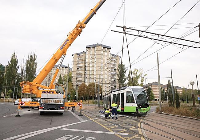 Se ha requerido la intervención de una grúa especializada para recolocar el tranvía.