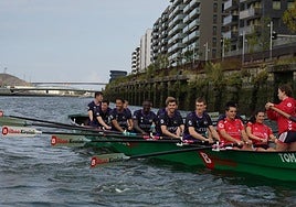 Los jugadores del Surne regresan al pabellón de Deusto tras la sesión en aguas de la ría bilbaína