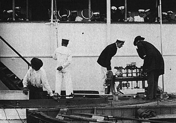 Alfonso XIII examina el Telekino con Torres Quevedo.