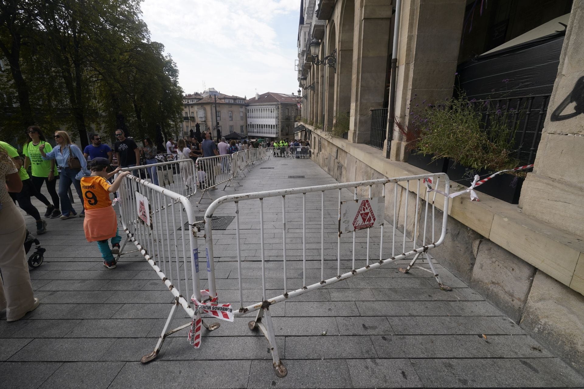 Vallado colocado por los bomberos en la Cuesta de San Francisco.