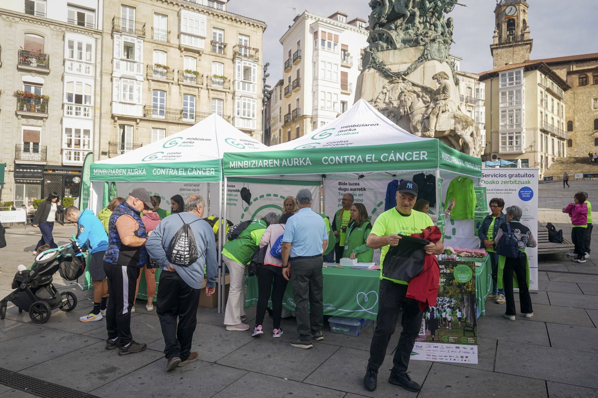 La marea verde contra el cáncer toma Vitoria
