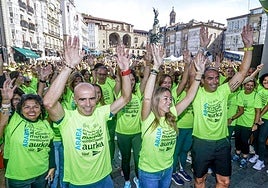 Los participantes, al inicio de la marcha en la plaza de la Virgen Blanca.
