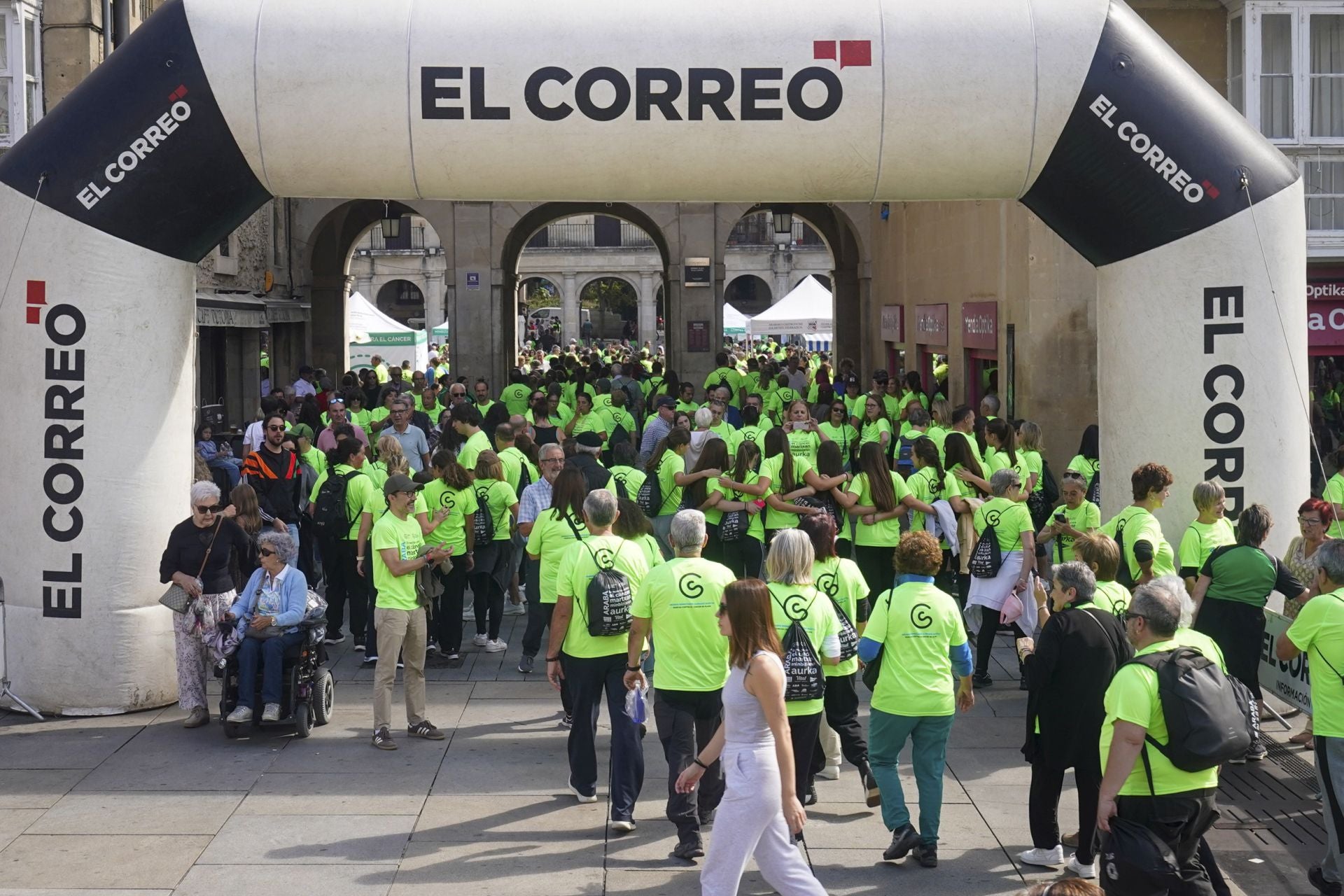 La marea verde contra el cáncer toma Vitoria