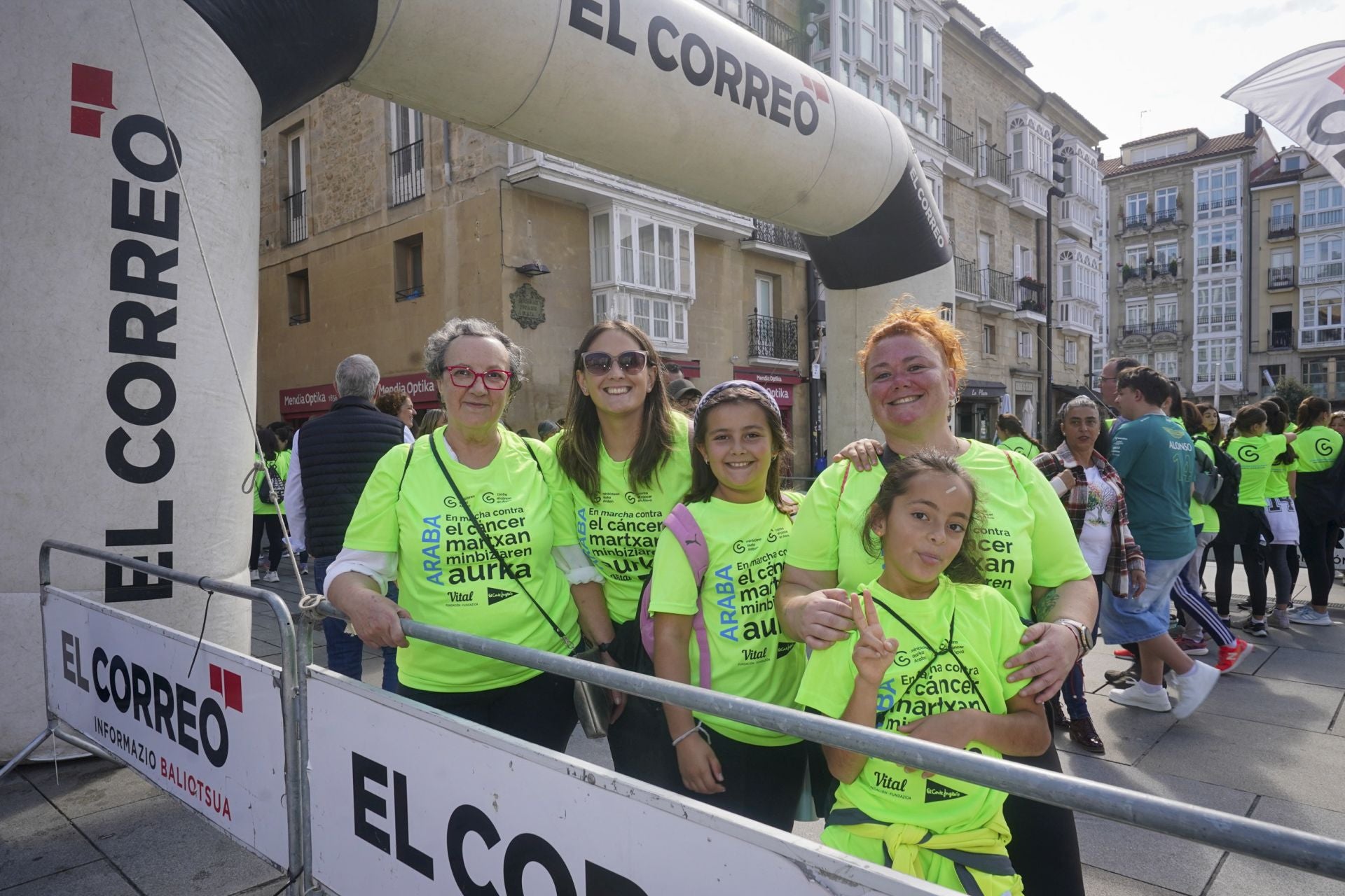 La marea verde contra el cáncer toma Vitoria