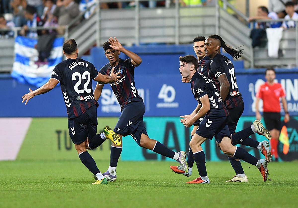 Adu Ares choca la mano con Alvaro Rodríguez tras marcar su primer gol ante la felicidad de todo Ipurua.