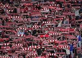 Aficionados del Athletic animan al equipo en San Mamés.