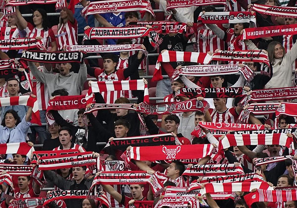 Aficionados del Athletic animan al equipo en San Mamés.