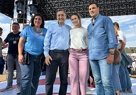 La militancia atiende al discurso de Esteban en un escenario a ras de suelo, la principal novedad de la jornada.