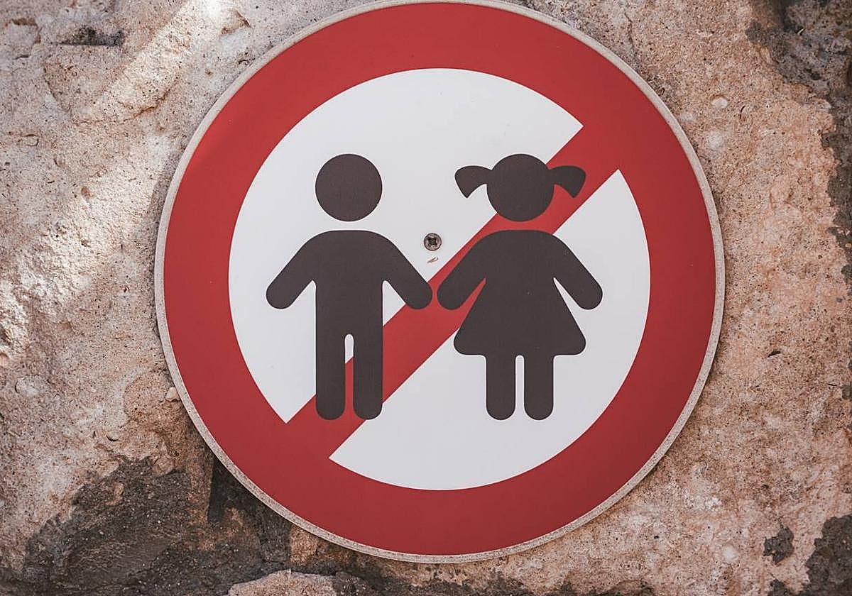 Niños vetados en bodas, hoteles y aviones: el adultocentrismo que convierte a la infancia en un problema social