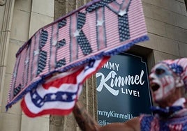 Un activista sostiene un cartel frente a los estudios Jimmy Kimmel Live en Los Ángeles.