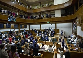 Minuto de silencio en el Parlamento vasco realiza por las víctimas de Gaza durante el Pleno de Política General.