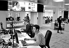 Periodistas de la sección de política en la redacción de EL CORREO