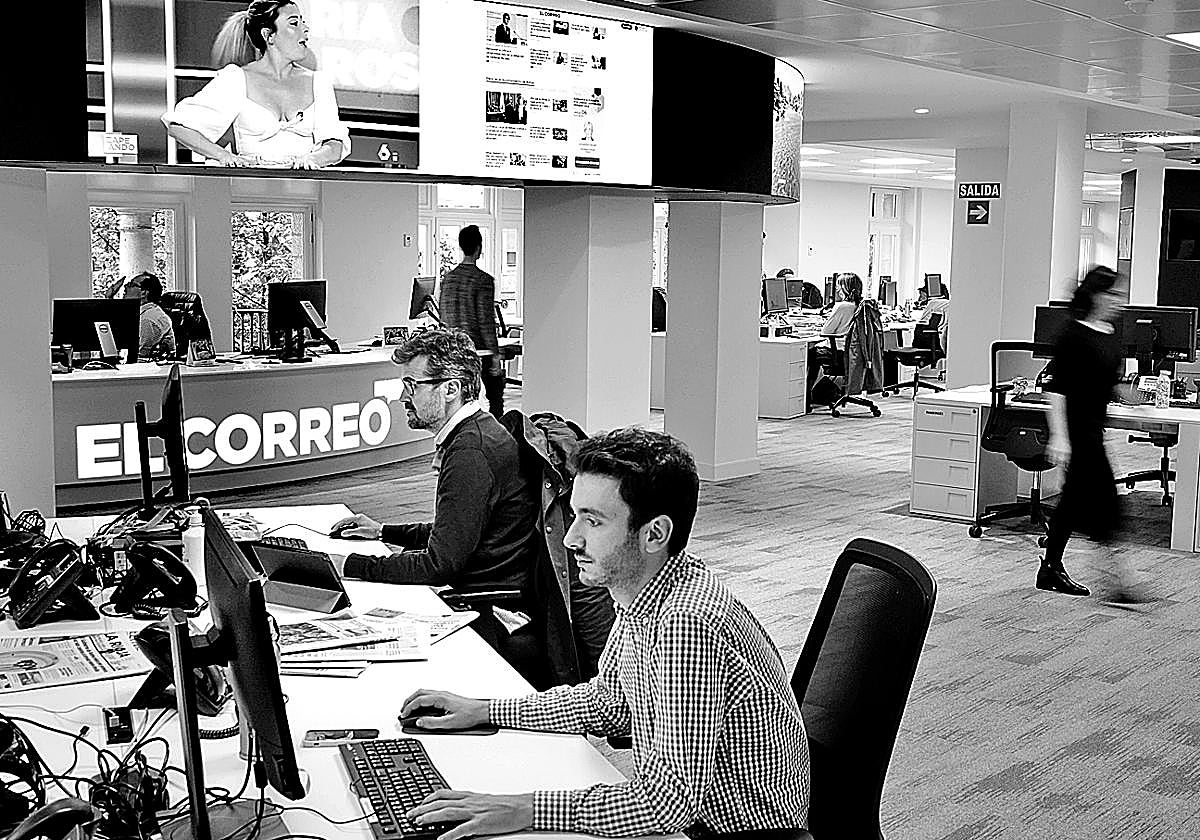 Periodistas de la sección de política en la redacción de EL CORREO