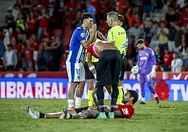 Aleñá protesta una decisión del árbitro en Mallorca.
