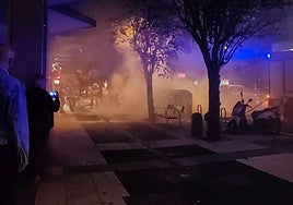Arden dos contenedores en la calle Gorbea de Vitoria