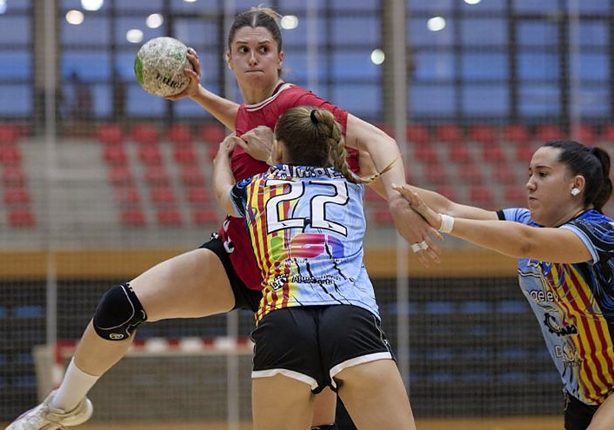 Una jugadora del Zuazo realiza un lanzamiento ante el Grupo Usa Handbol Mislata.