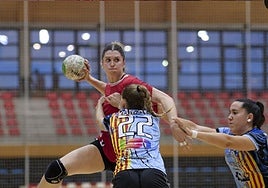 Una jugadora del Zuazo realiza un lanzamiento ante el Grupo Usa Handbol Mislata.