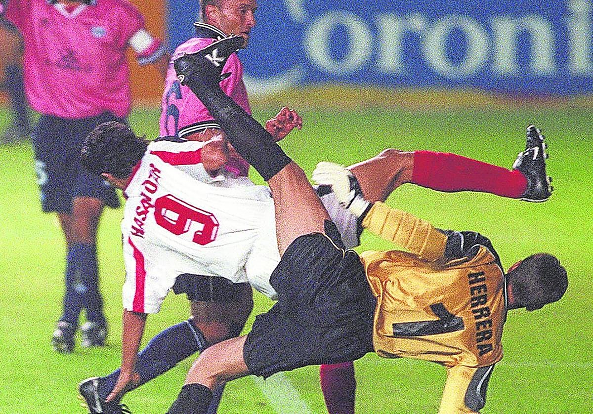 El meta albiazul, Martín Herrera, detiene un remate del atacante turco Hasan Ozer.