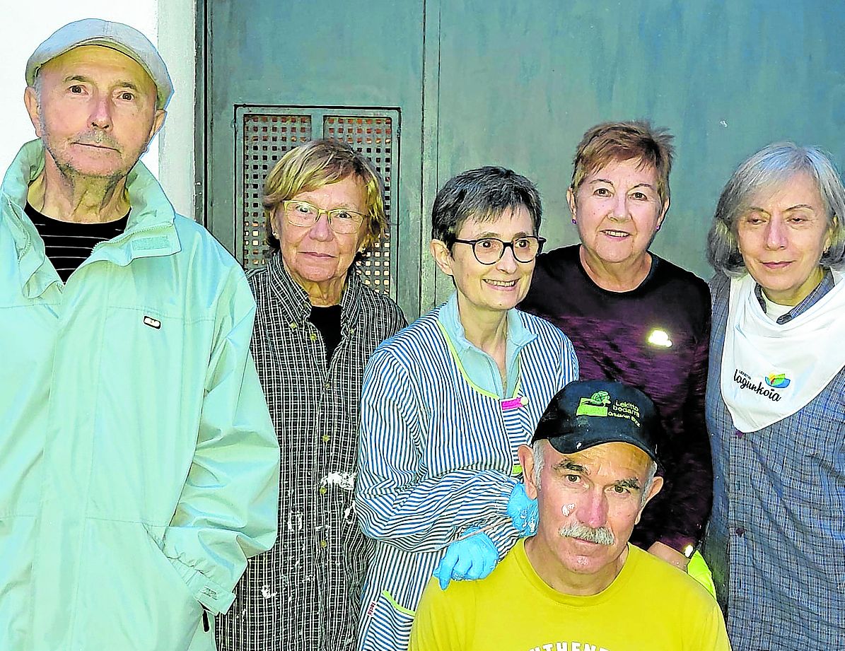 Los mayores de Lekeitio han trabajado en auzolan para mejorar la ermita de Santa Elena.