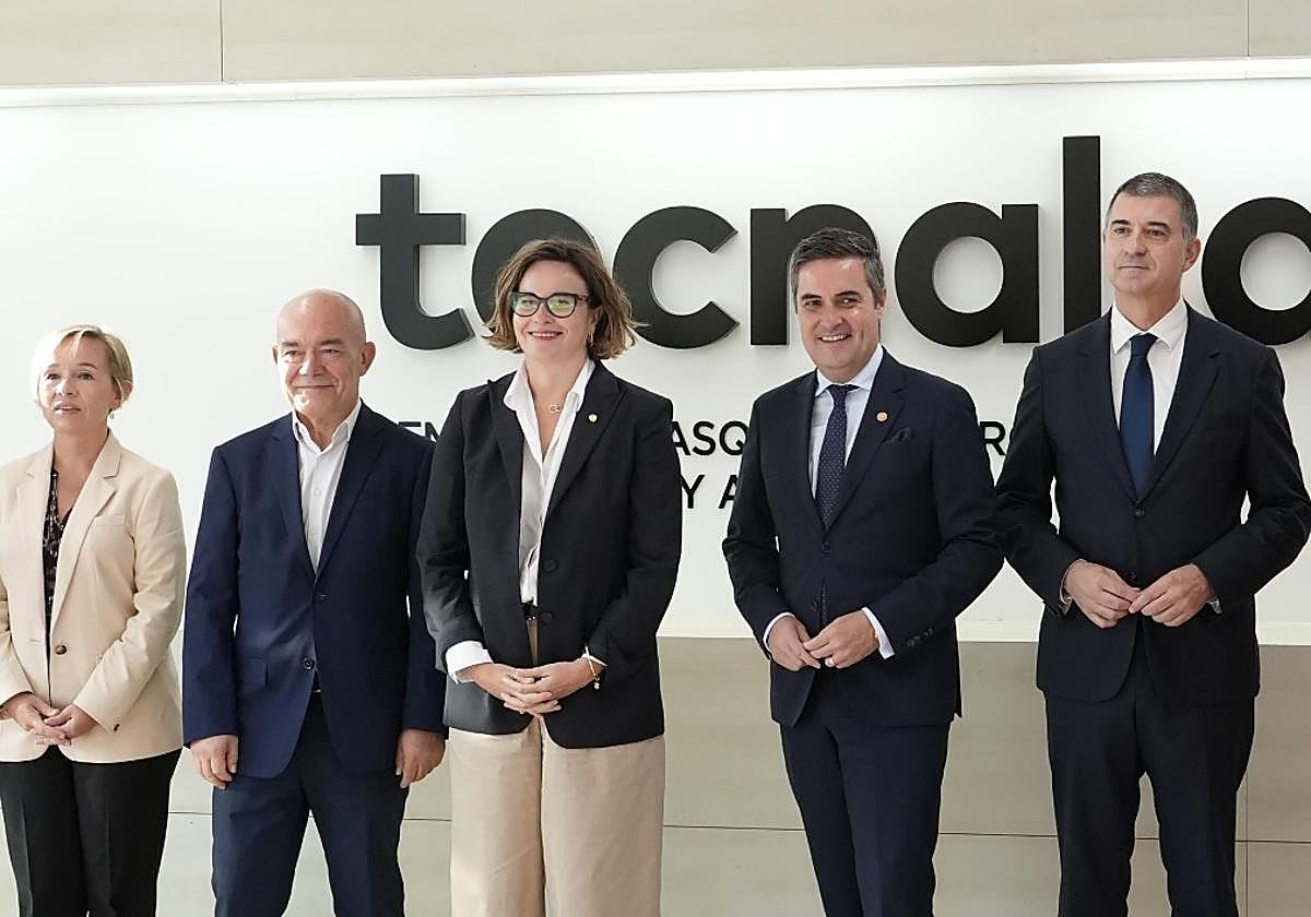 La diputada general, los consejeros vascos de Industria y Ciencia, la responsable foral de Promoción Económica y el CEO de Tecnalia en la presentación del laboratorio cuántico.