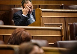 El diputado del Grupo Mixto José Luis Ábalos, a su salida de una sesión plenaria en el Congreso de los Diputados