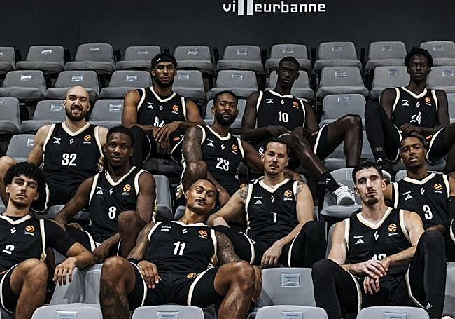 La camiseta de Euroliga lleva el escudo en pequeño.