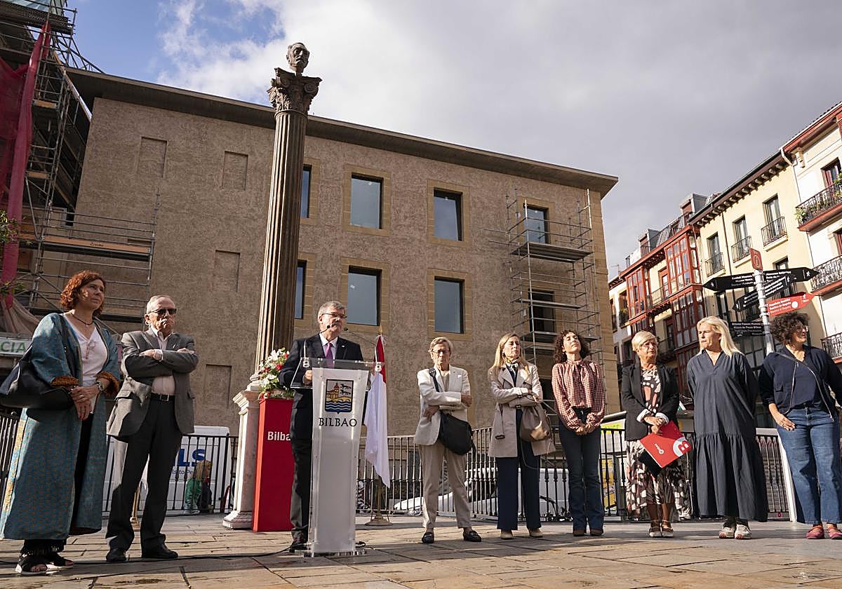 Juan Mari Aburto, alcalde de Bilbao, acompañado por descendientes de Unamuno y miembros de la corporación municipal.
