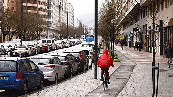 Los nuevos bicicarriles de la Avenida suprimirán 174 plazas de aparcamiento en el centro de Vitoria
