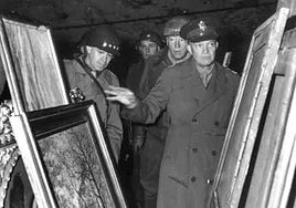El general Eisenhower junto a George Patton Jr. y el general Bradley, en los túneles de las minas de sal de Merkers