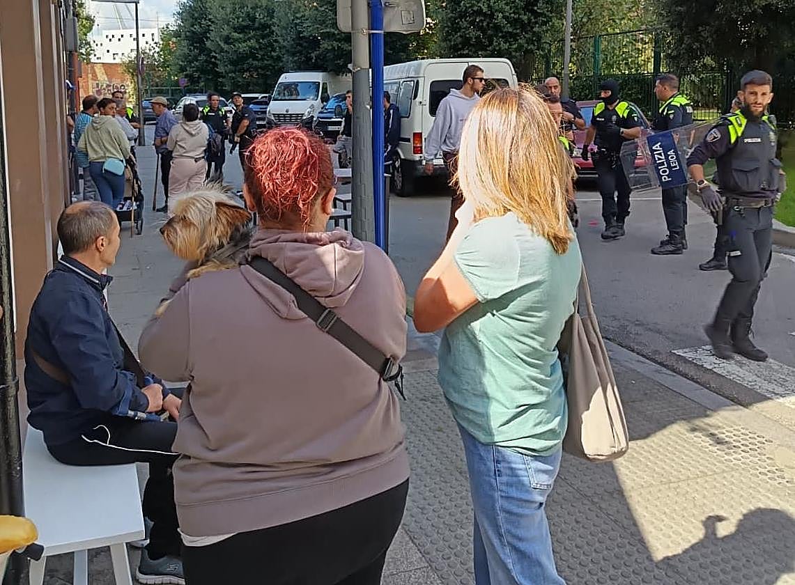 Los agentes, en la zona de Erandio donde ha tenido lugar la trifulca.