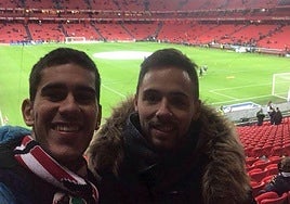 Simon, a la derecha, con Aitor, en San Mamés.