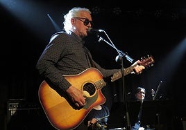 Mick Harvey sin la chica en el Antxiki