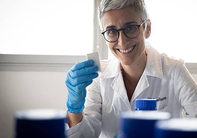 Neus Sabaté muestra uno de sus dispositivos.