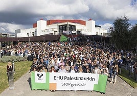 Concentración en el campus de Leioa.