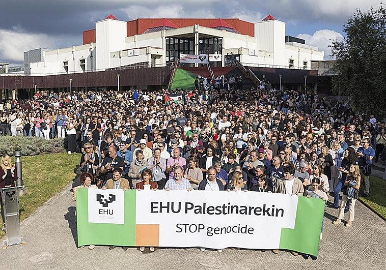 Concentración en el campus de Leioa.