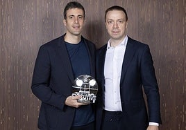 Motiejunas le entrega el premio de mejor ejecutivo al dirigente del Fenerbahce, Derya Yannier.