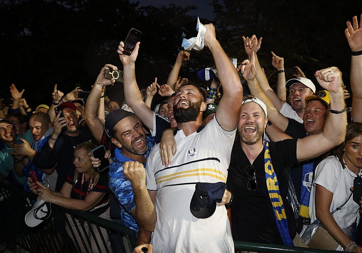 El de Barrika celebra exultante la victoria de Europa con la afición en Bethpage, Nueva York.