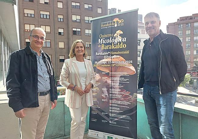 Carlos Aranda y José Antonio Muñoz, componentes del la sociedad, junto a la alcaldesa, Amaia del Campo.