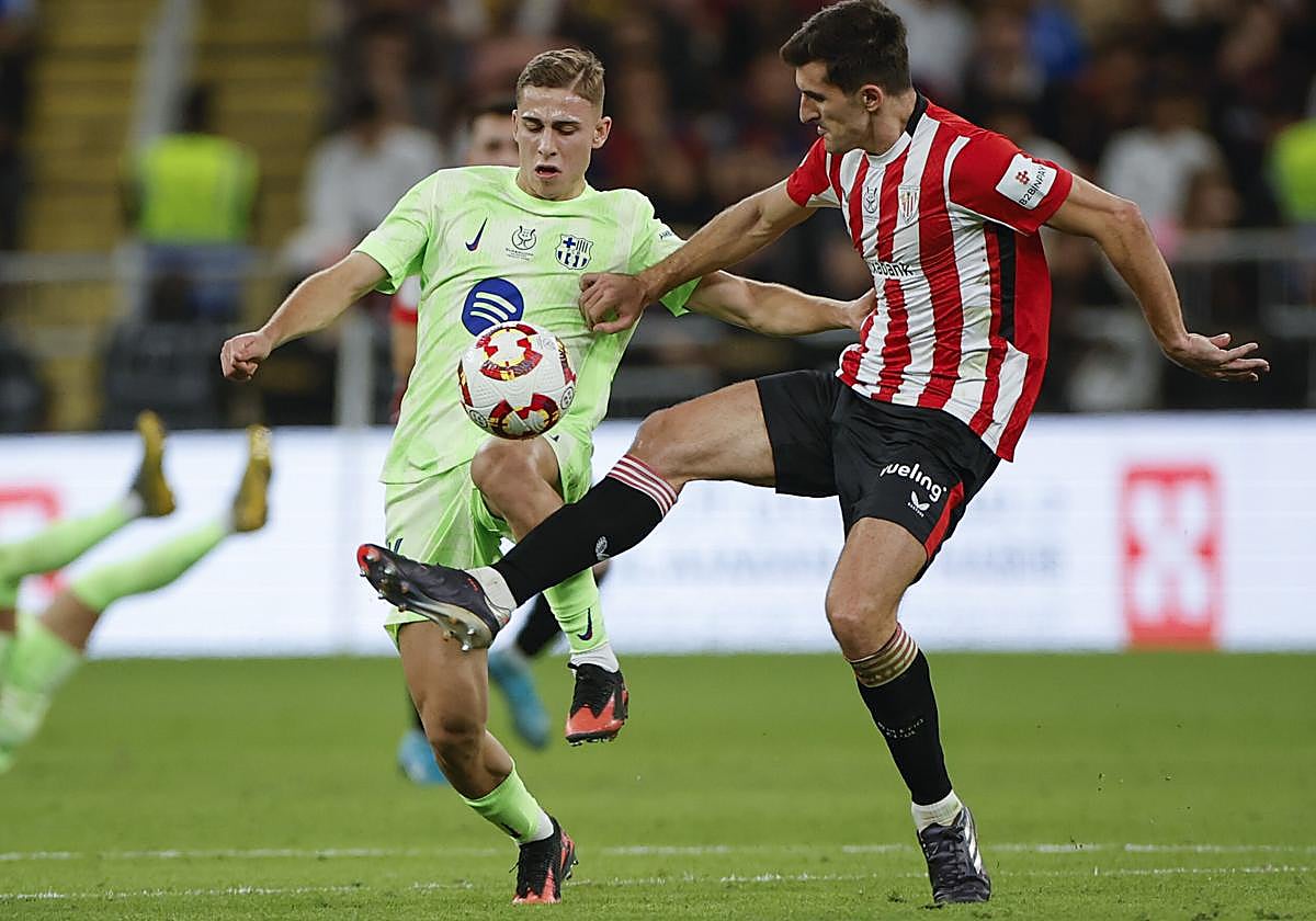 Dani Vivian disputa el balón ante el centrocampista del FC Barcelona, Fermín López, durante el encuentro de semifinales de la Supercopa de España de la temporada pasada