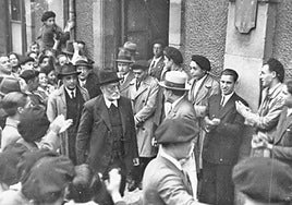 Miguel de Unamuno, aplaudido al salir de un portal en la Calle Nueva de Bilbao.