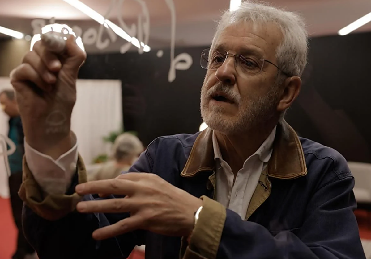 José Ramón Soroiz firma en las dependencias del Festival en el Kursaal Jorge Fuembuena.