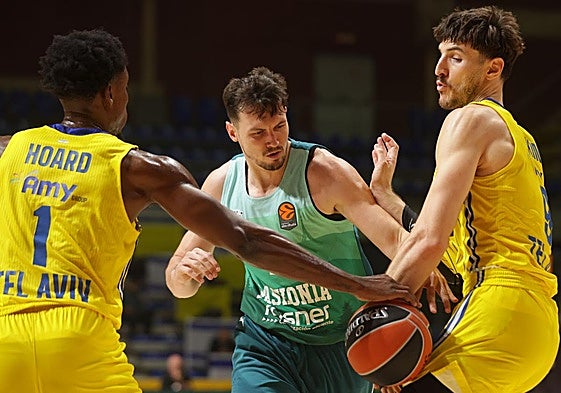 Kurucs es interceptado por dos rivales.