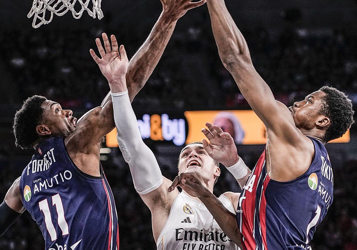 Forrest y Diakite buscan frenar a Hezonja.