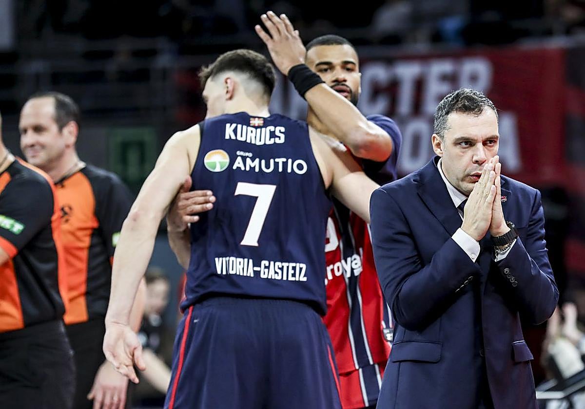 Cabarrot felicita a Kurucs en presencia de Galbiati.