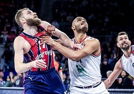 Radzevicius busca cazar un rebote ante el Milán.