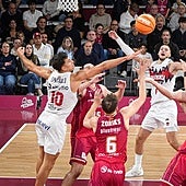 El Baskonia despierta tarde y a medias