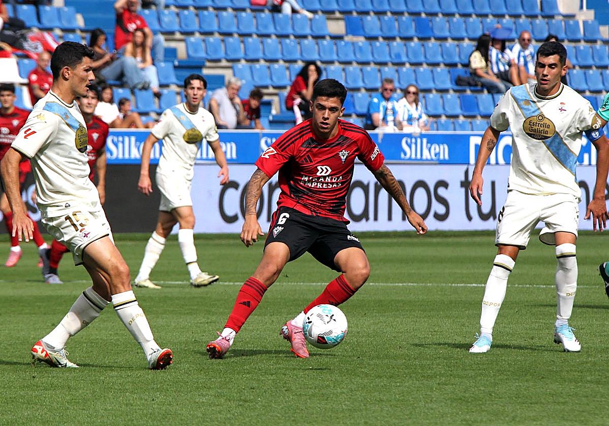 Thiago Helguera ha jugado tres partidos como titular en el Mirandés.